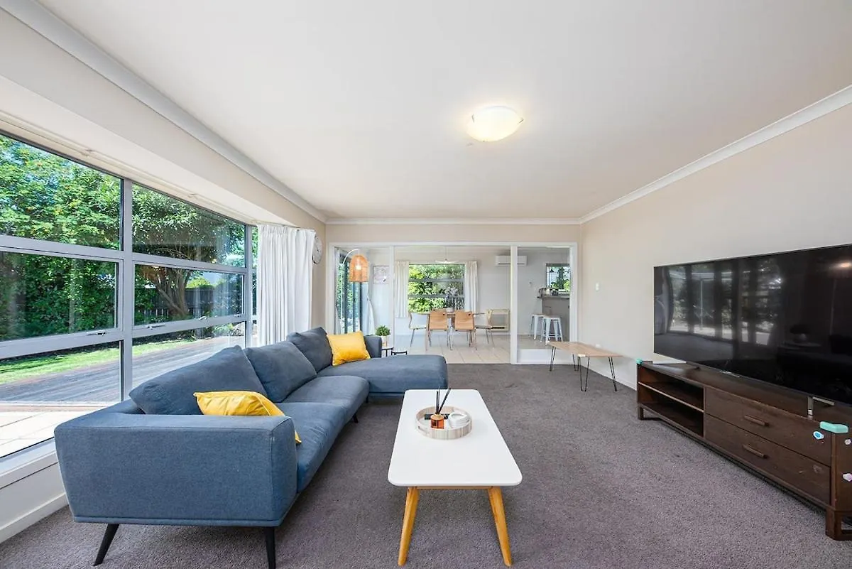 Spacious And Tranquil 4 Bed House Near Uc contacts
